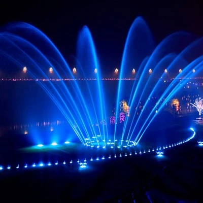 ライト付きの大きな池の噴水